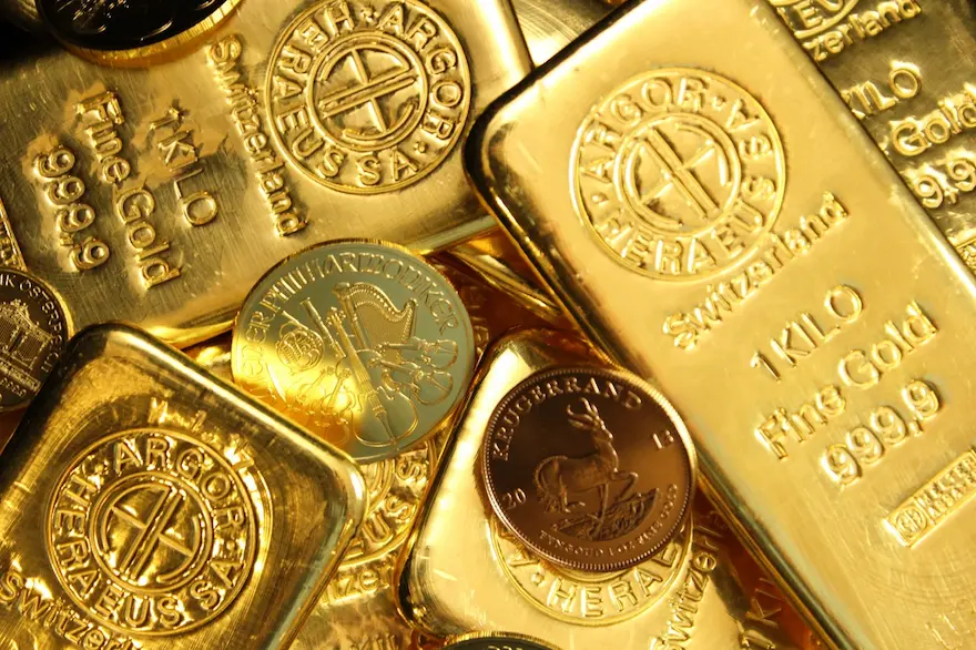 Goldbarren und Münzen aus Feingold