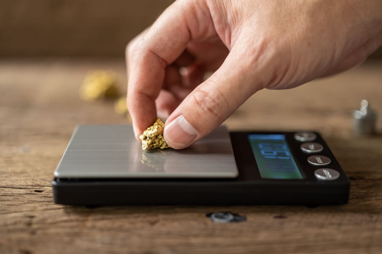 Gold Nugget auf Waage bevor es anonym verkauft wird