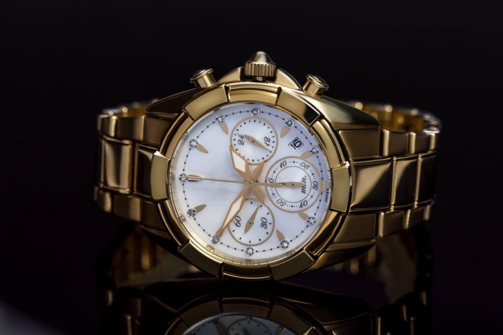 Goldene Luxusuhr mit Diamanten als wertvolle Damenuhr