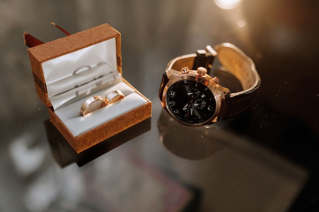 Rolex Uhr und Diamantring als hochwertige Wertgegenstände
